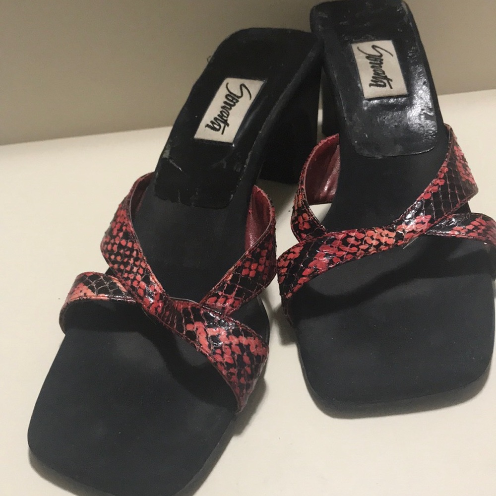 Sonata red/black snake like sandal